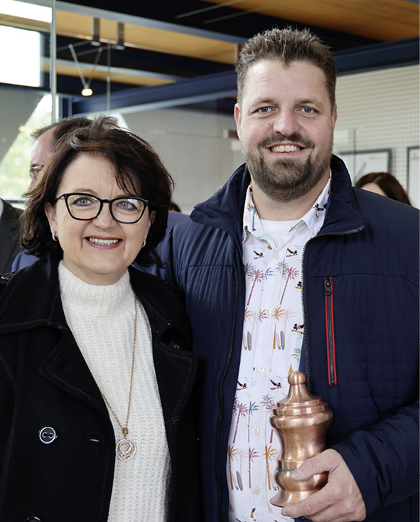 BAUMETALL-Treff-Mitglied Michael Messerschmidt und Partnerin Heike sammeln Spenden in einem Ziergefäß