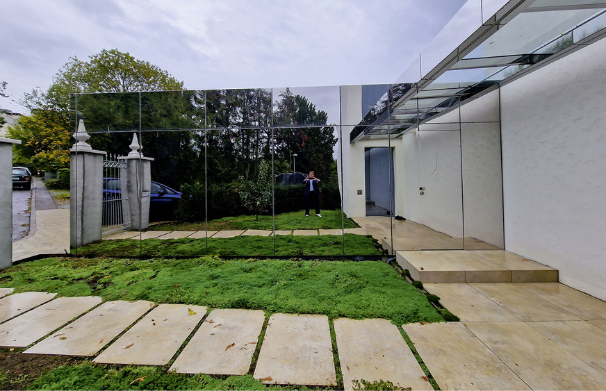 Auf den ersten Blick ist schwer zu sagen, wo der Garten endet und die Garage beginnt