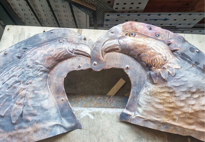 Die beiden spiegelverkehrt gefertigten Adlerköpfe kurz vor dem Zusammensetzen