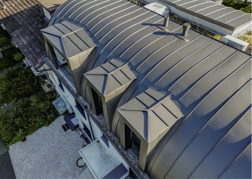 Harmonisch: Der Übergang von der gebogenen zur leicht geneigten Dachfläche erfolgt nahtlos