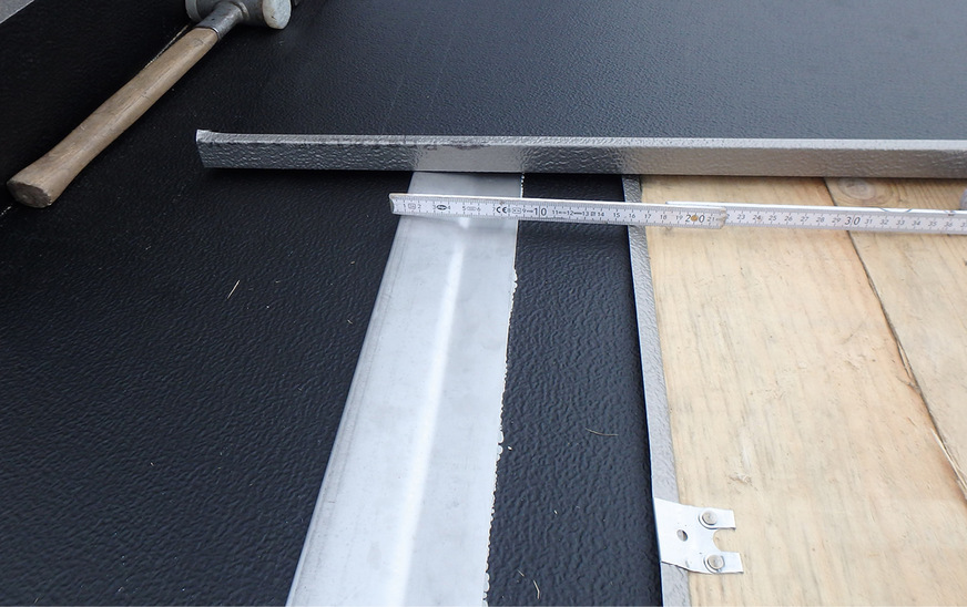 Laut ZVSHK-Klempnerfachregel ist der einfache Querfalz mit Zusatzfalz ab einer Dachneigung von 10 Grad zulässig