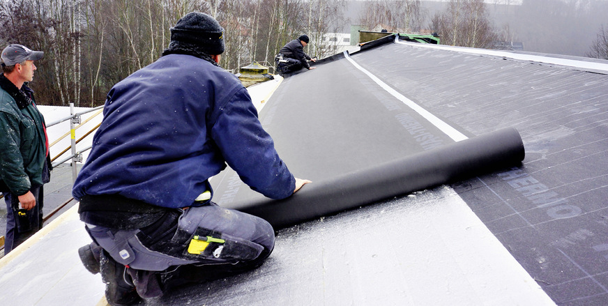 Um die Konstruktion vor Feuchteeintrag zu schützen, verlegten die Dachhandwerker ­zunächst eine Notabdichtung