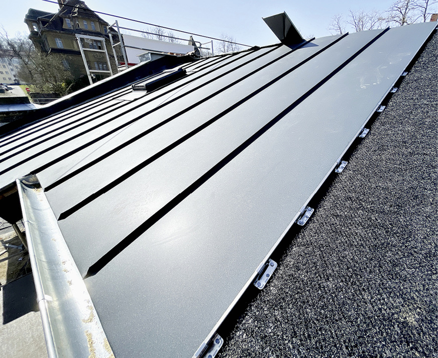 Zur Hinterlüftung der Aluminiumscharen kam eine Trennlage mit&nbsp;­diffusionsoffener Unterdeckbahn aus Polypropylen-Mono-­Filament-Gelege zum Einsatz