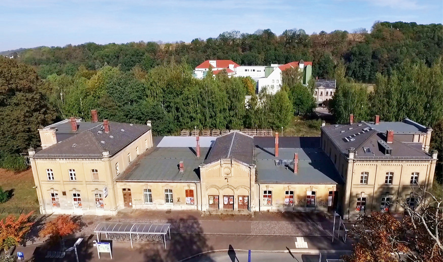 Blick auf das noch unsanierte Dach des Bahnhofsgebäudes