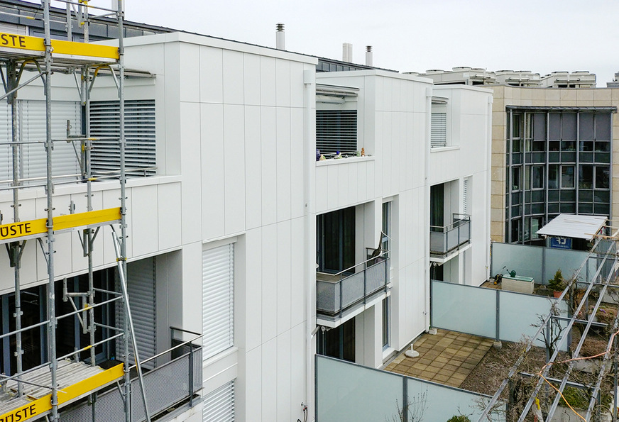 Blick auf die fast fertiggestellte hinterlüftete Fassade aus VM-Zinc Bilaqué