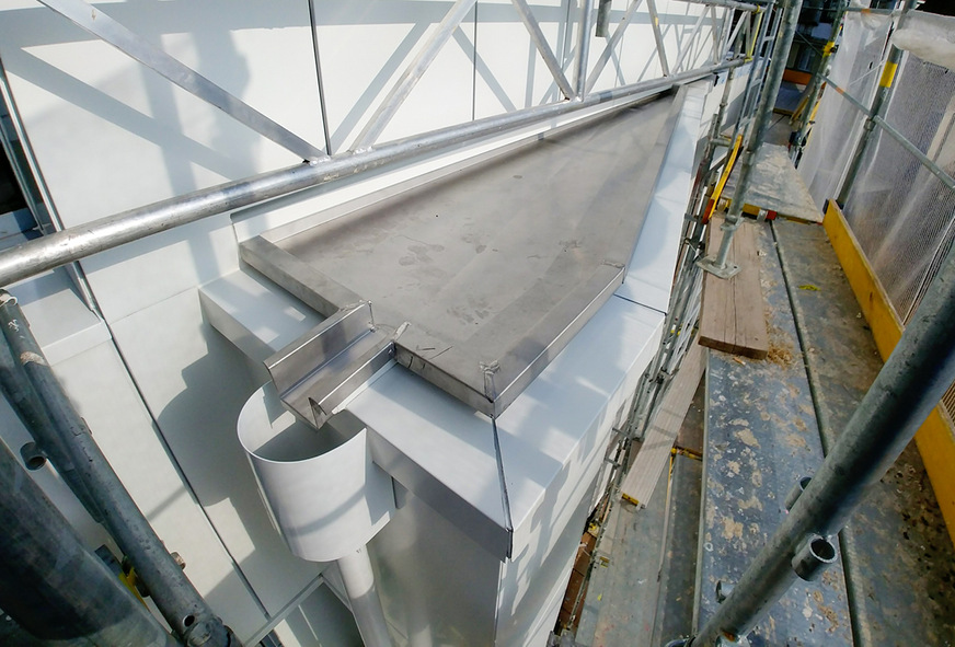 Auf dem Erker sorgt ein Dach aus&nbsp;Edelstahl für dauerhafte Sicherheit