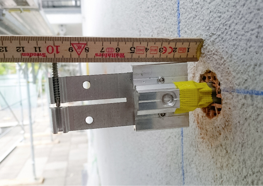 GFT-Fassadenkonsole mit Siebhülse und direkter Verklebung im Untergrund