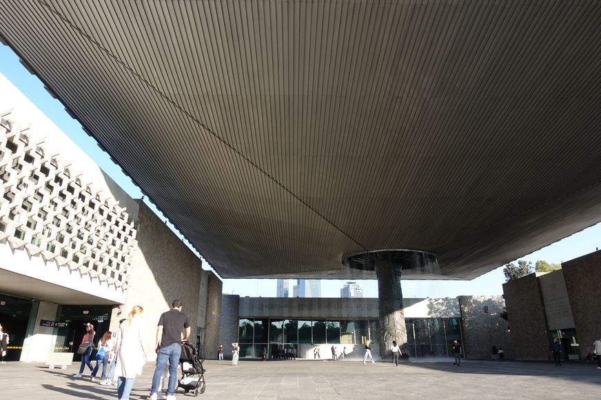Die Dachkonstruktion wird von&nbsp;einer einzigen Bronzesäule getragen