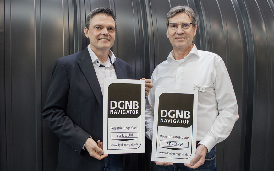 Im Rahmen einer ­offiziellen ­Übergabe nahm Frank ­Anders (­Geschäftsführer Rib-Roof, r.) das DGNB-­Navigator-Label von Ralf ­Pimiskern (Abteilungsleiter DGNB-­Zertifizierung (l.) entgegen