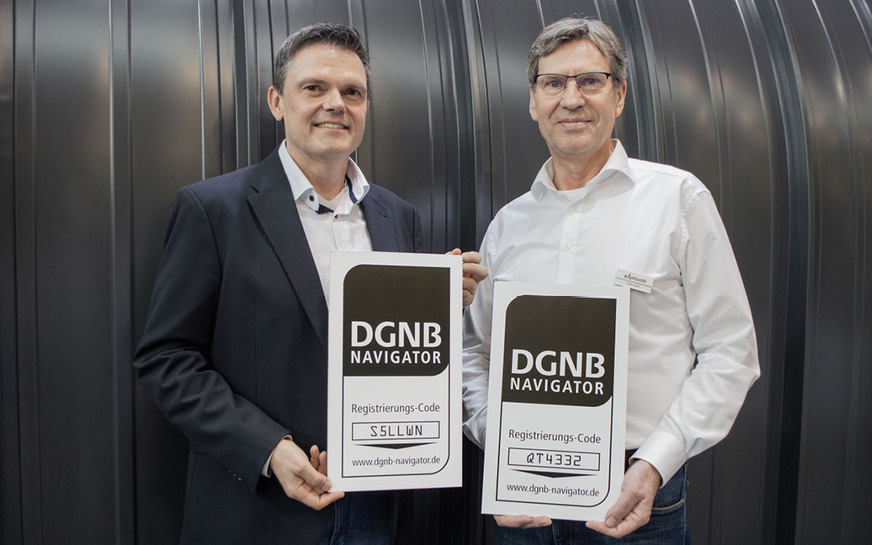 Im Rahmen einer offiziellen Übergabe nahm Frank Anders (Geschäftsführer Rib-Roof, r.) das DGNB-Navigator-Label von Ralf Pimiskern (Abteilungsleiter DGNB-Zertifizierung (l.) entgegen
