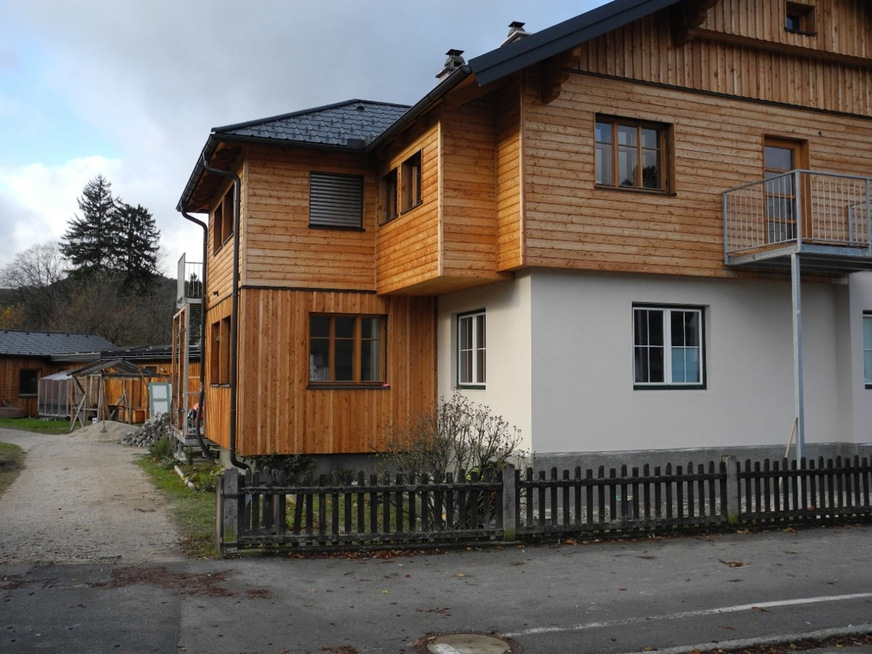 Zur Straßenseite hin ist die Fassade bereits fertiggestellt.