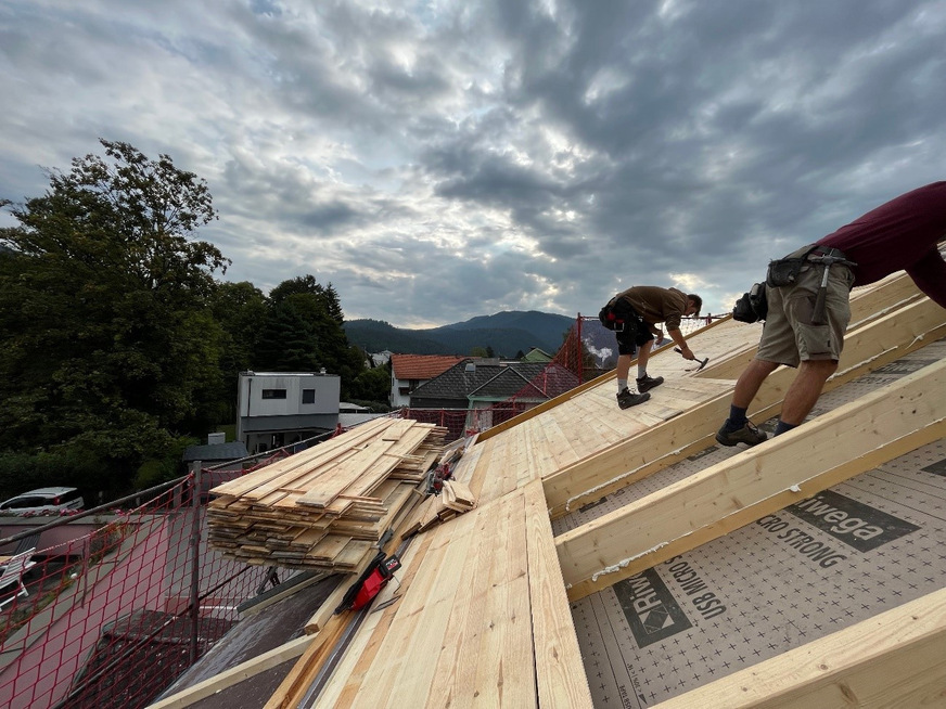 Die Sparren wurden verdoppelt und alles voll verschalt
