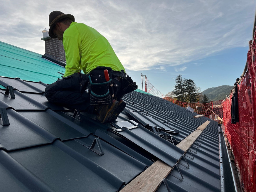 Am Dach des Haupthauses wurden Aluminiumschindeln verbaut