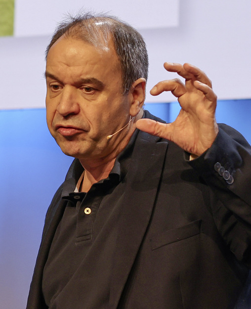 Top-Speaker Prof. Dr. Dominik Walcher stellt Zusammenhänge zwischen Kreislaufwirtschaft und Spenglertechnik her