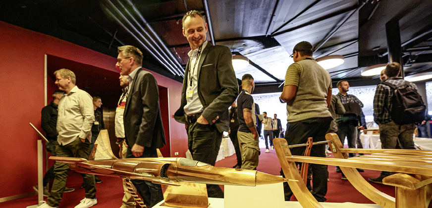 Teilnehmer des Schweizer Spenglertages nehmen die Arbeiten des Kreativwettbewerbs fachmännisch unter die Lupe