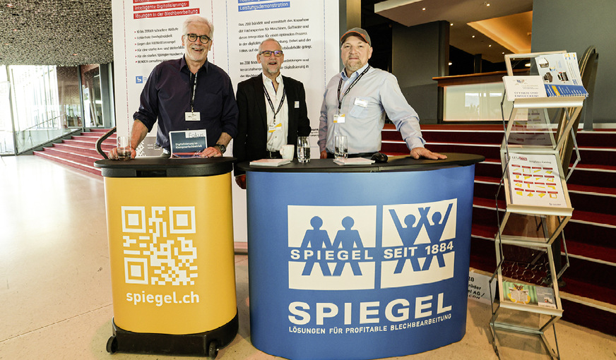 Daniel Spiegel, Pierre-Alain Rouge und Andrea Gervasio informieren über neue Maschinen und Systeme