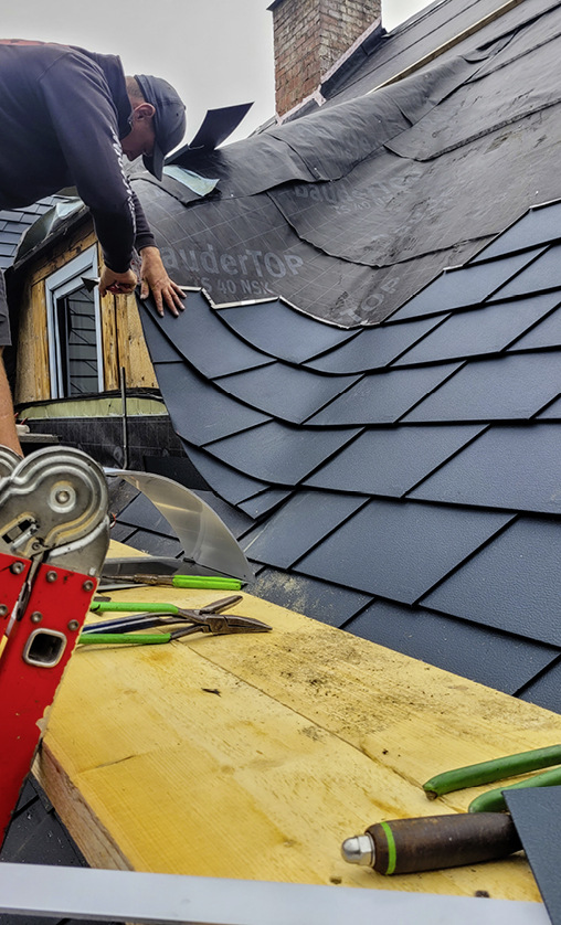 &nbsp; Eindeckung der komplexen Dachfläche mit Dachschindeln aus Aluminium