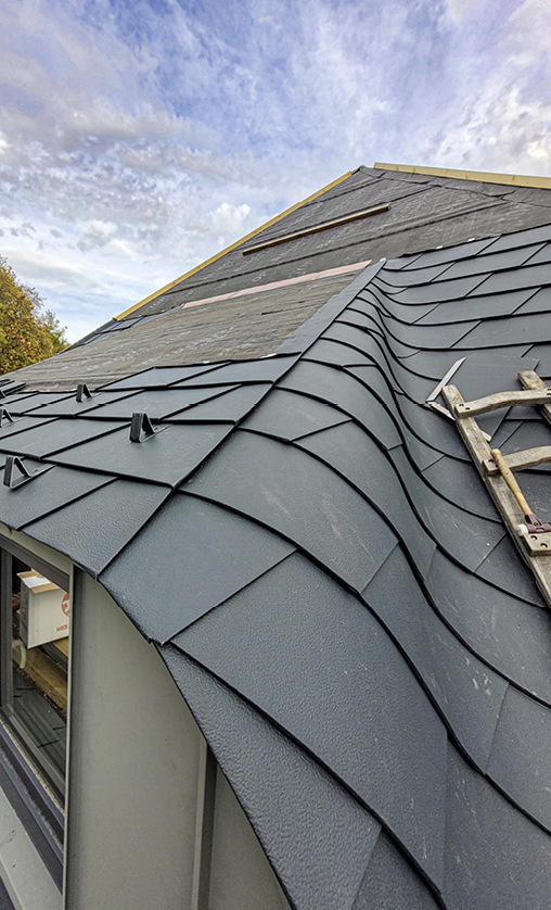 &nbsp; Raffiniert: Eine Falzlinie trennt die Dachfläche von der Seitenbekleidung