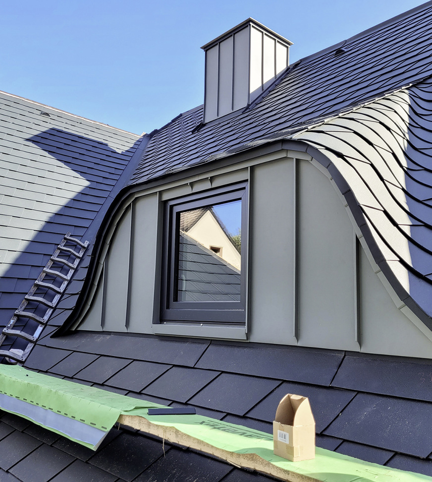 &nbsp; Die Gaubenspiegel sind mit Stehfalzscharen bekleidet