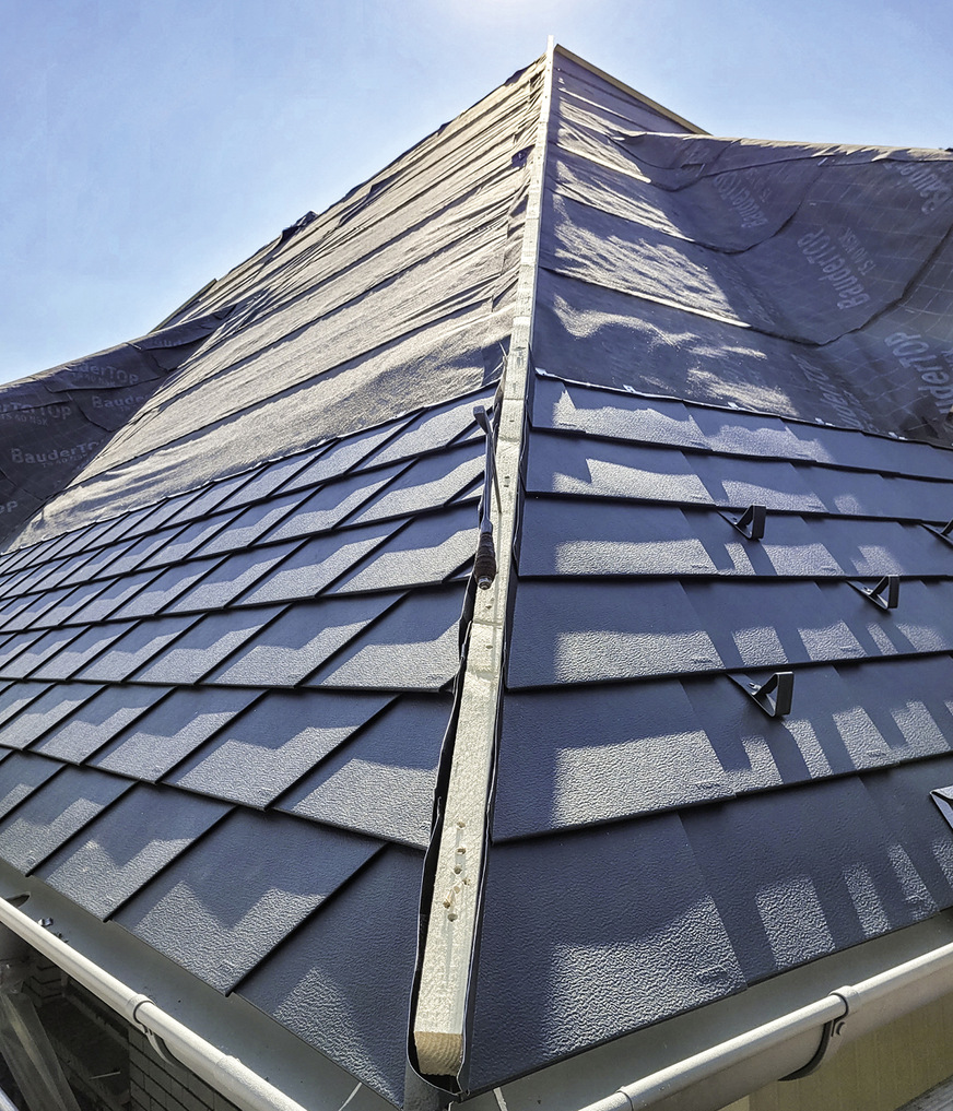 &nbsp; Gut zu sehen: die Gratleiste samt der angeschlossenen Dachflächen