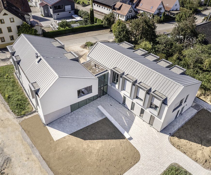 Der Neubau des Rathauses in Unterschneidheim überzeugt mit seinen klaren Linien und einem Zinkstehfalzdach
