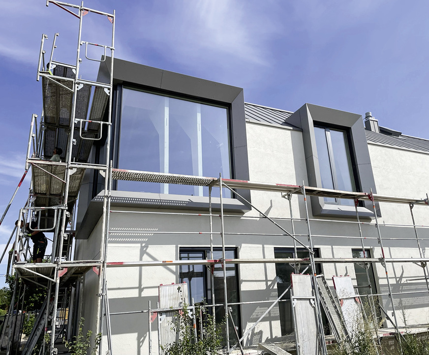 &nbsp;Die markanten Gaubeneinfassungen aus Flaschnerhand&nbsp; sind ein stilprägendes Accessoire des Gebäudes