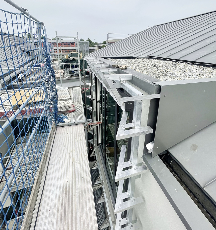 &nbsp;Die aufwendige Unterkonstruktion für die Aluminiumverbundplatten soll unter anderem den optimalen Lichteinfall zu den Glasflächen gewährleisten