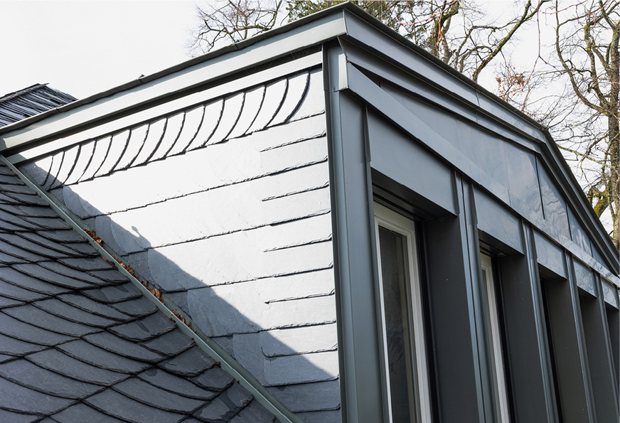 &nbsp;Dachgaube mit Seitenbekleidungen aus Schiefer und bekleideter Titanzink-Giebelfläche