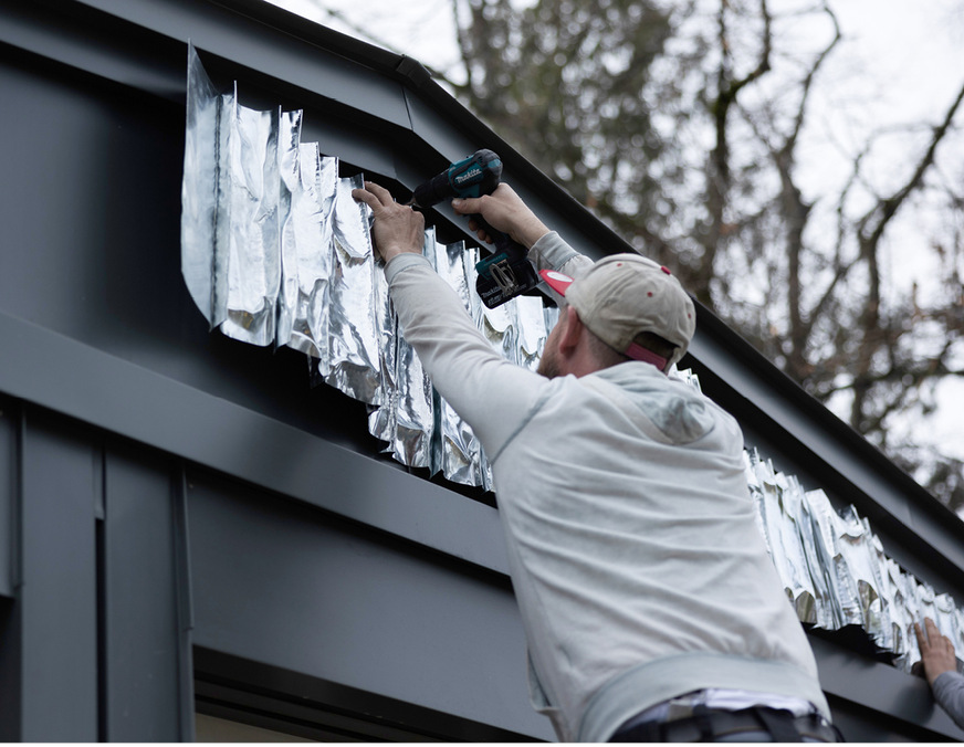 &nbsp; Befestigung der künstlerisch gestalteten Giebelbekleidung aus Titanzink