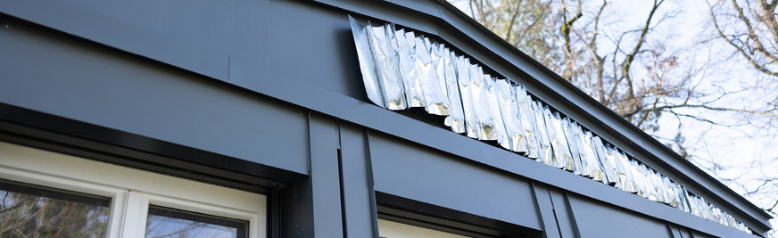 &nbsp;Kontrastreich: vorbewitterte Titanzink-Giebelbekleidung mit aufgesetzter Titanzinkkunst