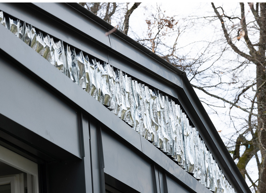 &nbsp;Perfekt: Die künstlerisch gestaltete Titanzinkarbeit passt optimal in die dafür vorgefertigte Aussparung