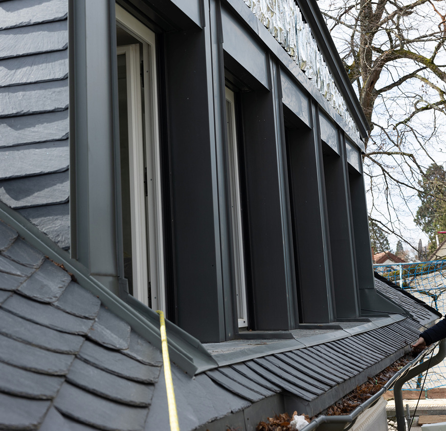 Endspurt: finale Anpassungsarbeiten am auslaufenden Giebeldreieck und das fertige Ergebnis