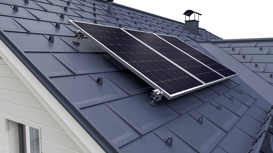 Aufgeständerte PV-Anlage auf einer mit Prefa-Dachplatten vom Typ R.16 gedeckten Fläche