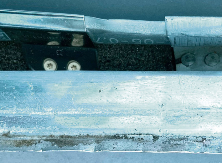 Wenn der Haftabstand nicht ausreicht, können nachträglich weitere Hafte eingebaut werden. Spezialwerkzeuge erleichtern das Öffnen der Falze