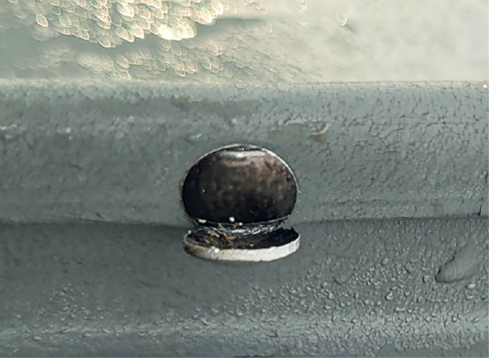 Die Schraube der Falzklemme wurde so stark angezogen, dass der Falz regelrecht gelocht wurde