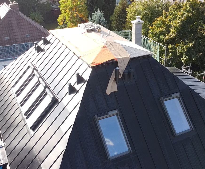 Die Solarpaneele sind nahezu unsichtbar in die Stehfalzflächen integriert