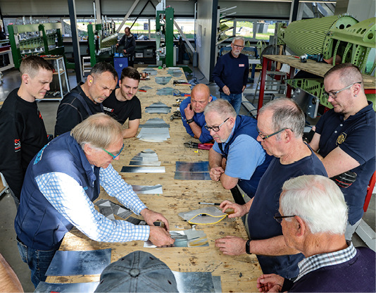 &nbsp;Aller Anfang ist schwer. Hier bei der Teileausgabe und der Weitergabe erster Instruktionen