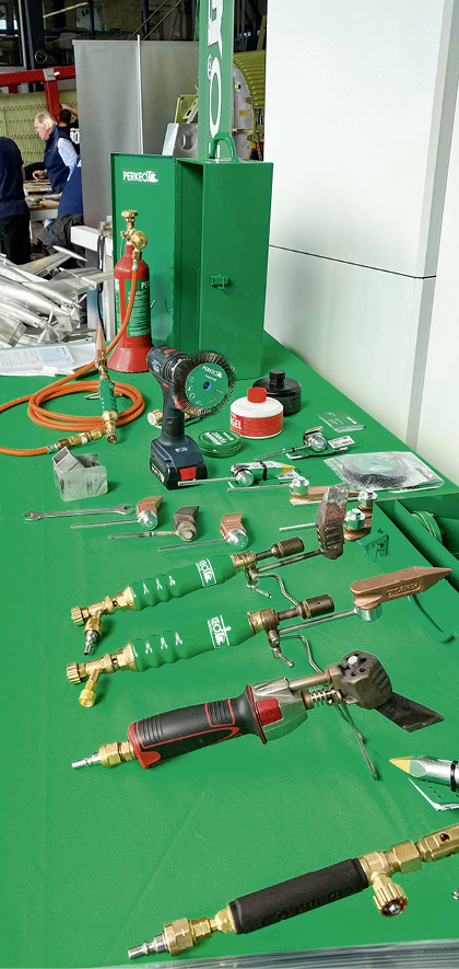 &nbsp; ... und stellt Lötanlagen sowie Zubehör zur Verfügung