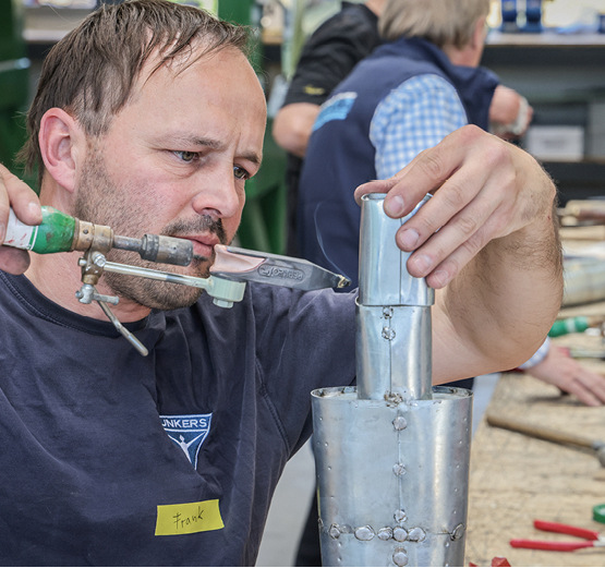 Flugzeugspengler Frank Preuss arbeitet normalerweise bei Junkers und stellt dort echte Flugzeuge her