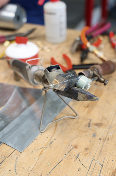 Verliebte Lötgeräte kuscheln auf der Werkbank