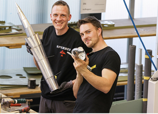 Kevin Tschischka und Willi Koch vom Fachbetrieb Sperber