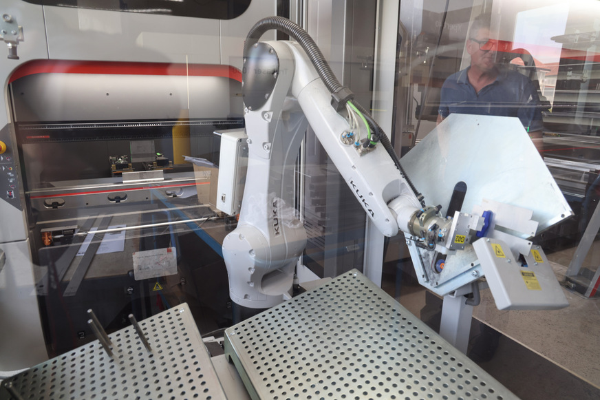 Suhr: Blechbearbeitung in der Biegezelle