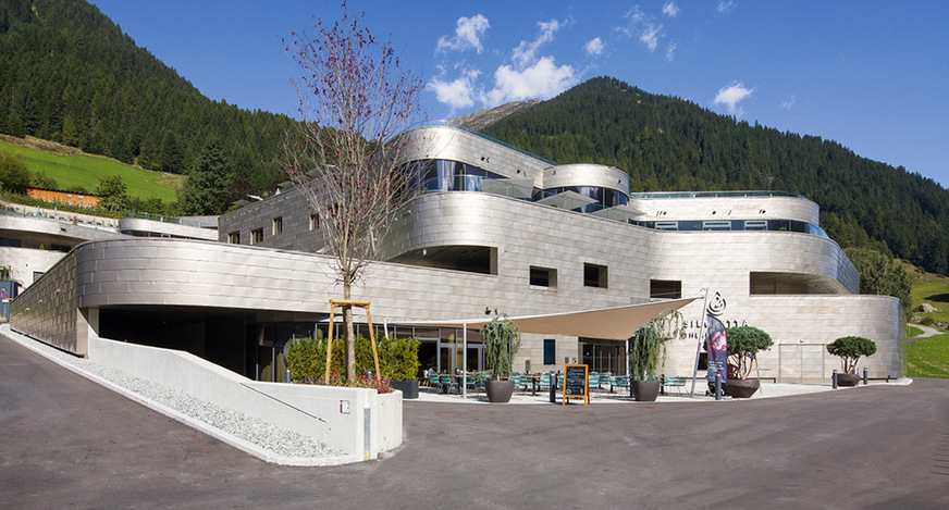 Das metallbekleidete Gebäude fügt sich harmonisch in die Umgebung ein