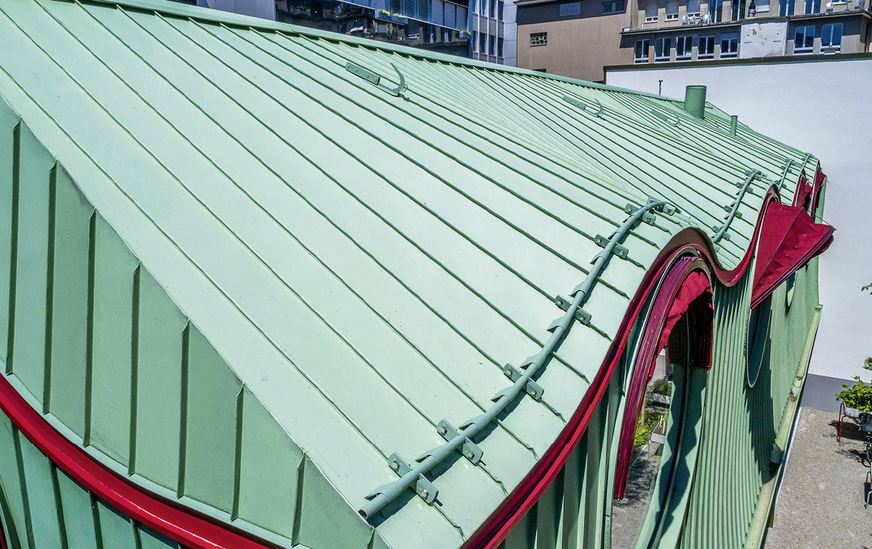 Geschwungene Stehfalzflächen an Dach und Mansarde