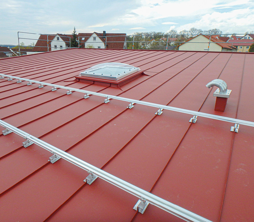 Klemmen und Schienen sind nach Herstellerangaben zu montieren. ­Werden PV-Module nicht vom Klempner eingebaut, müssen Schnittstellen und ­Schienenabstände mit den Beteiligten abgestimmt werden. Eine Abnahme ­sollte auf jeden Fall vor der Gewerkübergabe erfolgen