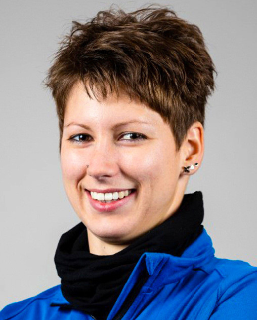 Tanja Zanini ist Geschäftsführerin und Inhaberin der Bauspenglerei Silbern GmbH in Dietikon. Sie sagt: „Spenglerinnen sind die ­Künstlerinnen auf der Baustelle, weil sie Funktionalität und Ästhetik vereinen.“ Für die Weiterbildung zur Spenglermeisterin HFP an der Technischen Fachschule Bern entschied sie sich, weil sich die Schulzeit an Freitagen und Samstagen besser mit dem Geschäftsalltag vereinbaren ließ als eine Blockausbildung mit längeren Abwesenheiten am Arbeitsplatz