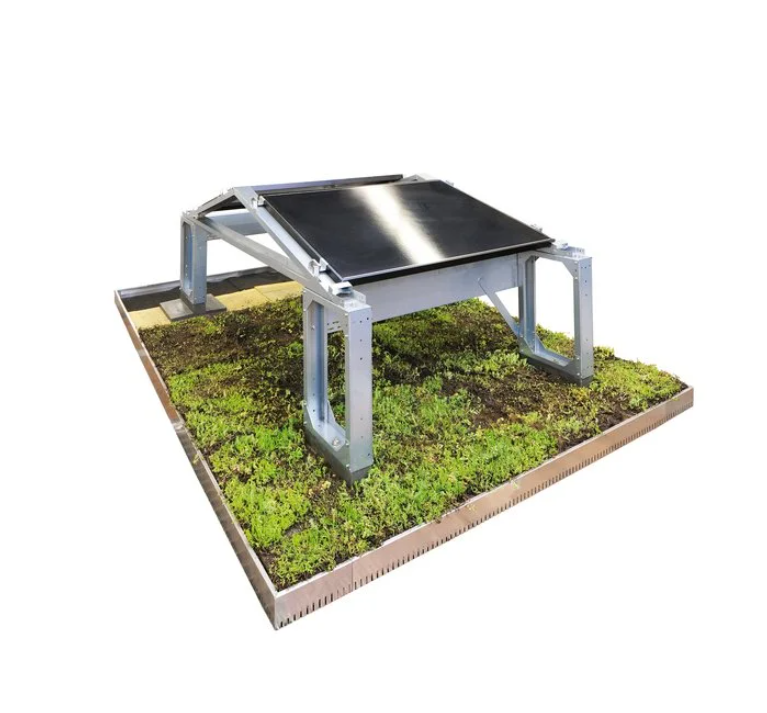 Für&nbsp;Neubauten sowie für das Nachrüsten von Solarmodulen auf Gründächern bietet die Firma Richard Brink eine Aufständerung um 60 cm an. Unterhalb wird diese mit Ballastierungssteinen verschraubt, oberhalb wird die Unterkonstruktion „Miralux Flex“ des Herstellers montiert