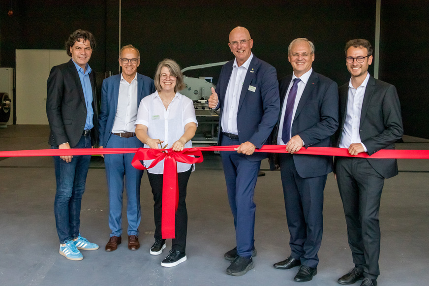 Im Beisein von Bürgermeister Manfred Rädler, Bauherr Renato Romagna, Cidan-CEO Petter Hjelmqvist, Landtagspräsident Harald Sonderegger und dem Landtagsabgeordneten Daniel Zadra (v.l.n.r.), eröffnete Geschäftsführerin Daniela Schelling offiziell das neue Gebäude