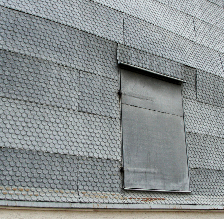 Mit Holzschindelstruktur versehene Stahlbleche wurden oft als moderne Alternative verbaut