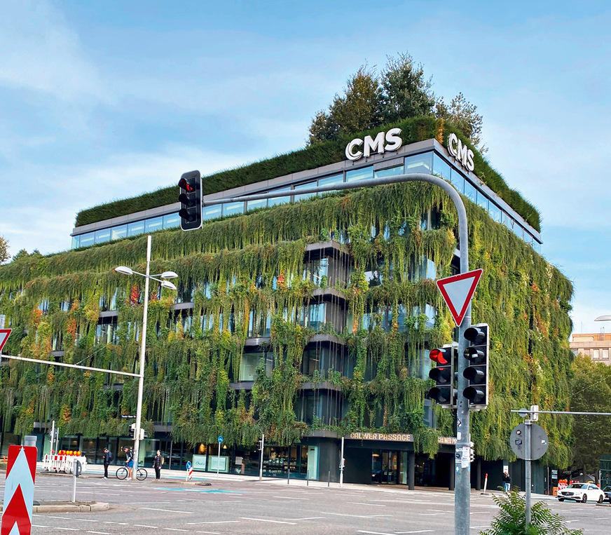 Vier Jahrzehnte später wurde an&nbsp;derselben Stelle ein modernes Gebäude mit&nbsp;begrünter Fassade vor der Calwer Passage errichtet